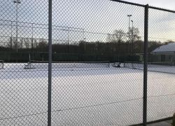 Besneeuwde tennisbanen en oliebollen