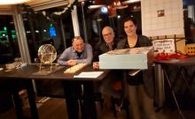 De winnaar van de hoofdprijs in gezelschap van de organisatie